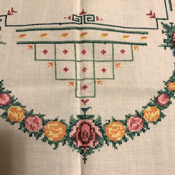🌸 Vintage Hand-Embroidery Cross-Stitch Tablecloth from Poland - Picture 5 of 7